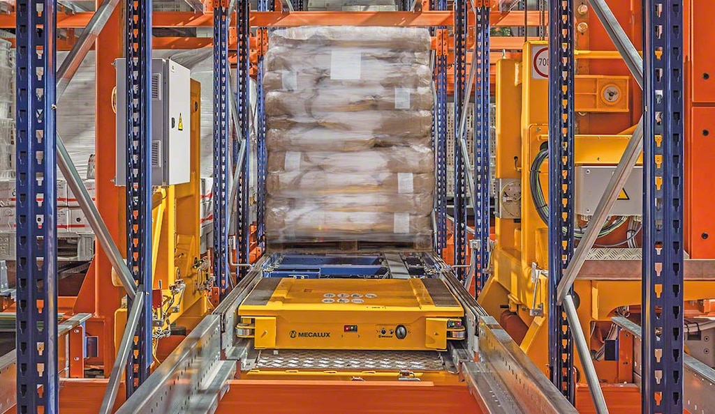 El Pallet Shuttle automático es un sistema de almacenamiento de alta densidad que incrementa la productividad del almacén