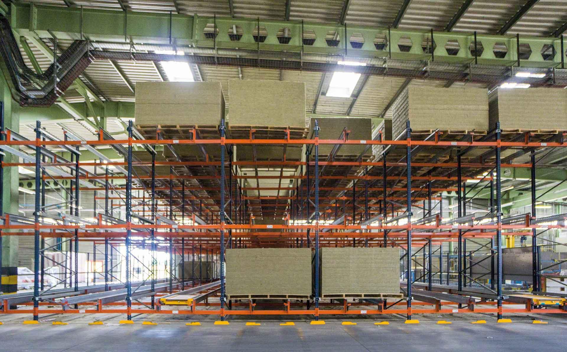 La alianza entre almacenamiento compacto y Pallet Shuttle permite operar con mercaderías voluminosas La alianza entre almacenamiento compacto y Pallet Shuttle permite operar con mercaderías voluminosas