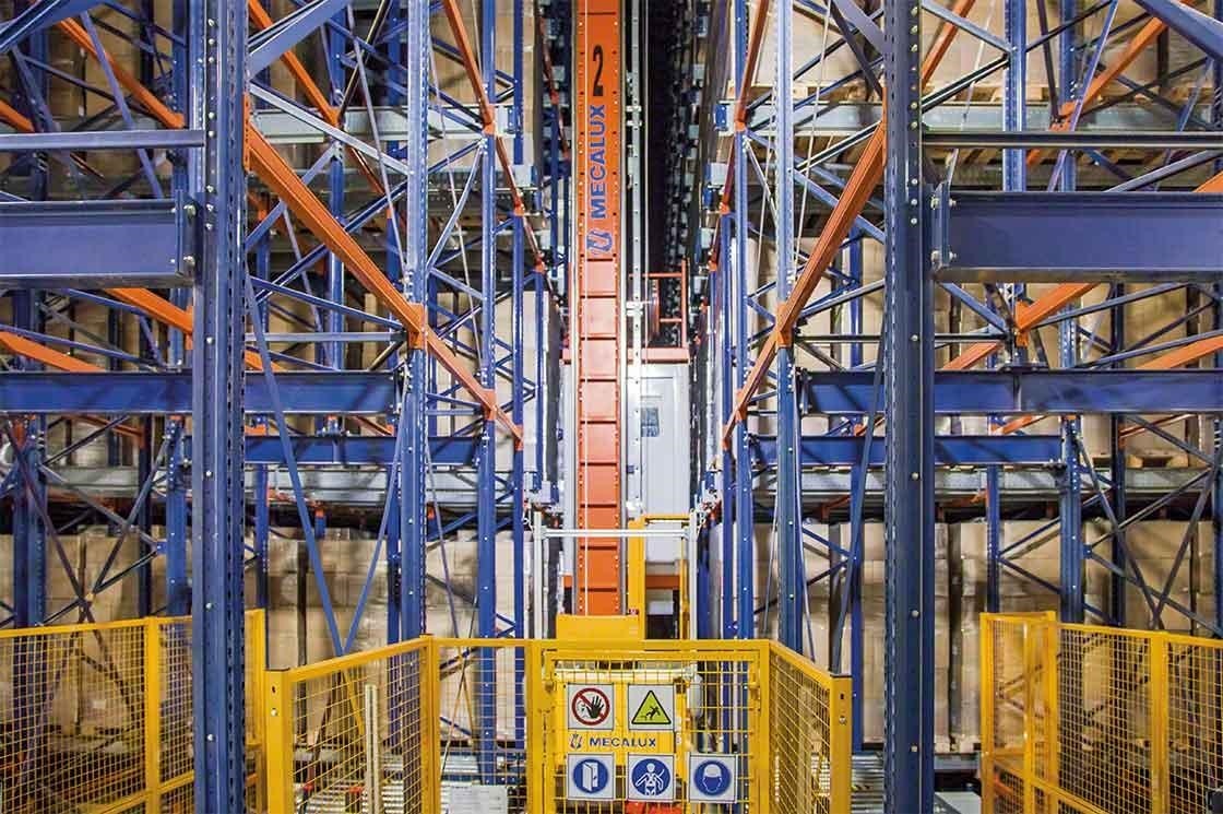 En este depósito inteligente, los transelevadores funcionan en estanterías compactas En este depósito inteligente, los transelevadores funcionan en estanterías compactas