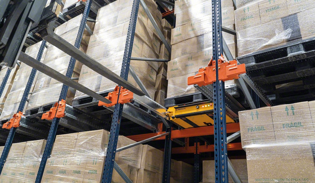 El sistema Pallet Shuttle dinamiza la entrada y salida de mercadería, a la vez que compacta la superficie de almacenamiento