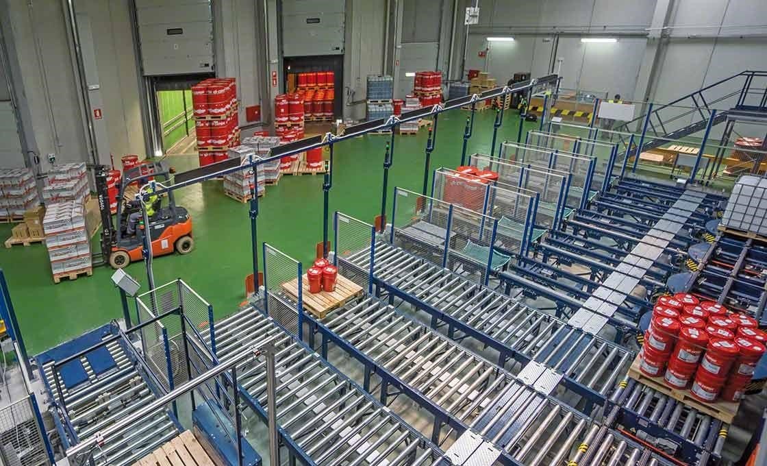 Los sistemas automáticos facilitan la carga y descarga de mercaderías, un aspecto fundamental para el sistema just-in-time Los sistemas automáticos facilitan la carga y descarga de mercaderías, un aspecto fundamental para el sistema just-in-time