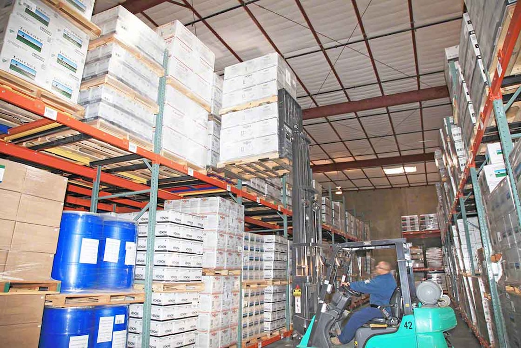 La carga y descarga en sistemas de almacenamiento dinámico push-back se realiza por el mismo extremo de la estantería La carga y descarga en sistemas de almacenamiento dinámico push-back se realiza por el mismo extremo de la estantería