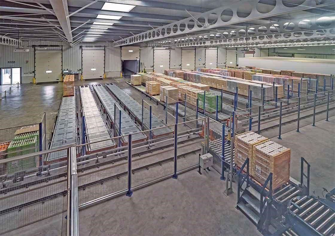 El depósito de Dafsa en España ha instalado un circuito de transportadores que asisten en la recepción de mercaderías El depósito de Dafsa en España ha instalado un circuito de transportadores que asisten en la recepción de mercaderías