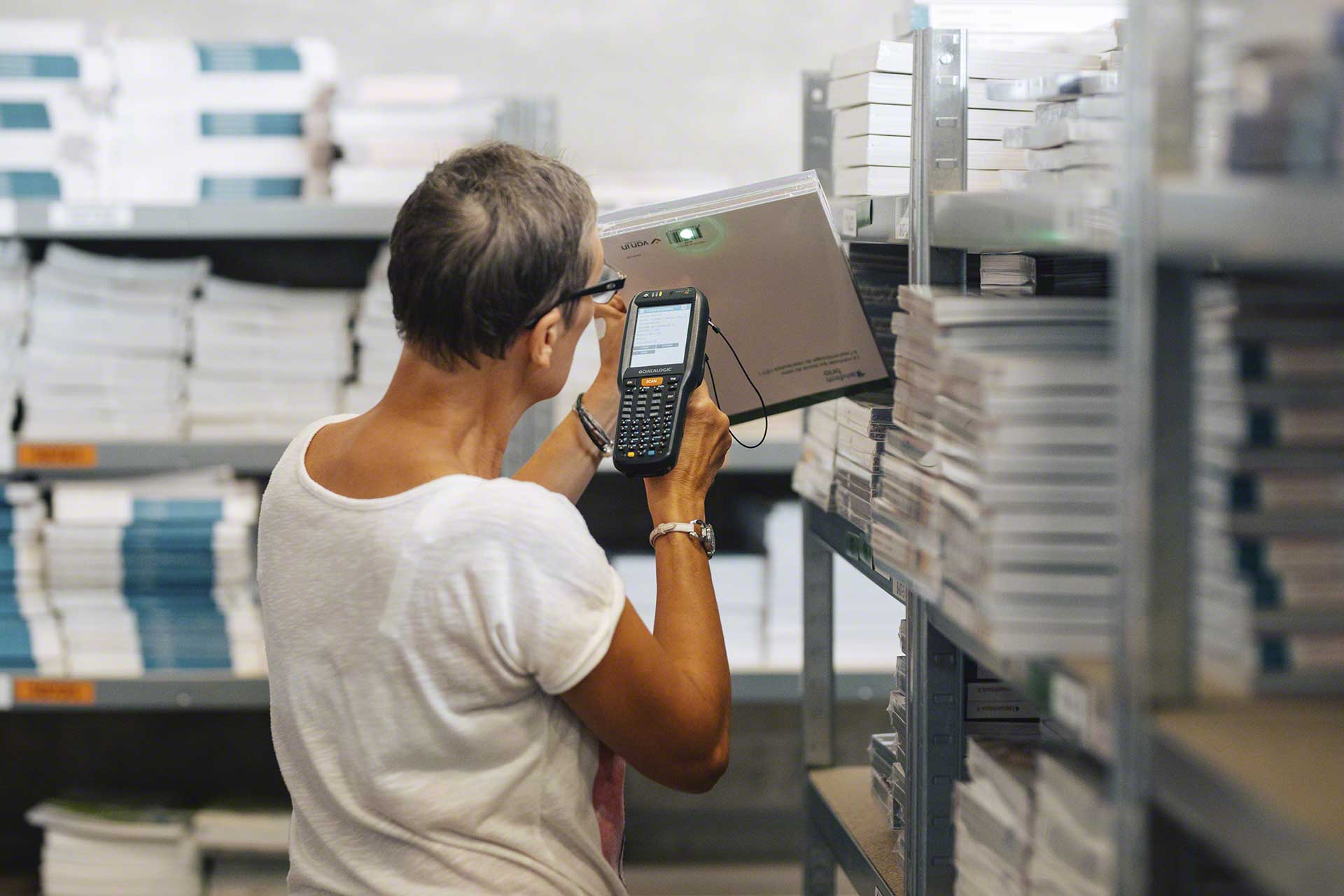 La codificación es uno de los métodos más efectivos para identificar y controlar todos los productos alojados en un depósito. La codificación es uno de los métodos más efectivos para identificar y controlar todos los productos alojados en un depósito.