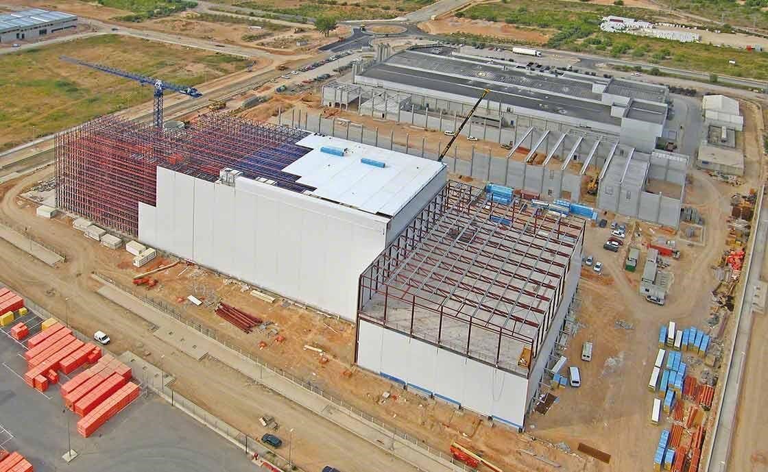 Construcción de depósito con racks autoportantes integradas, preparadas para resistir en caso de terremoto o frente a fuertes rachas de viento. Construcción de depósito con racks autoportantes integradas, preparadas para resistir en caso de terremoto o frente a fuertes rachas de viento.