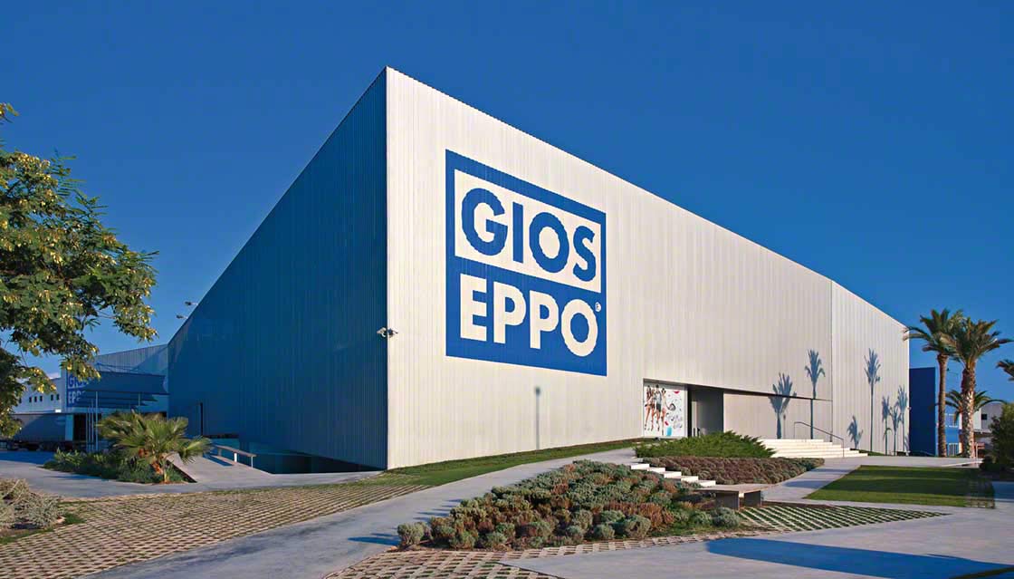 El almacén de Gioseppo no sobrepasa una altura determinada a fin de reducir el impacto paisajístico