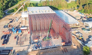 Un depósito de gran altura es una instalación logística con racks elevados