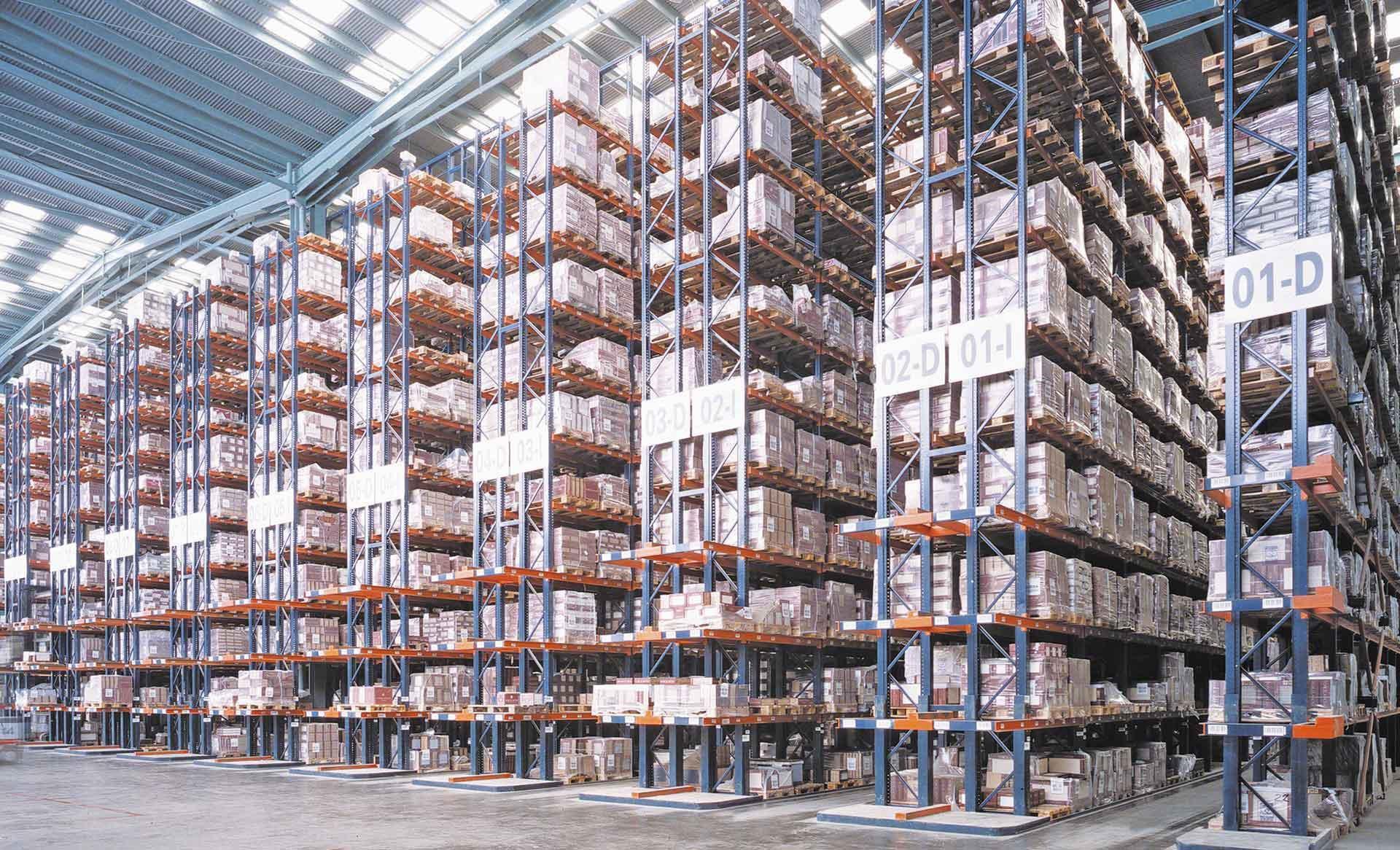Vista de un depósito que usa el tipo de racks selectivos Vista de un depósito que usa el tipo de racks selectivos