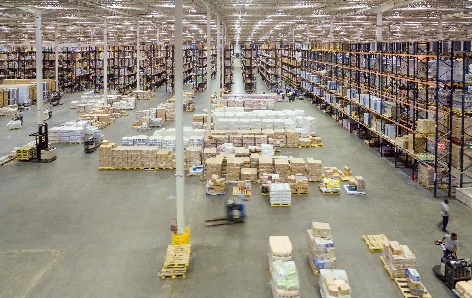 Una empresa usa la operativa de cross-docking en el depósito Una empresa usa la operativa de cross-docking en el depósito