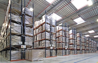 Estanterías industriales de un depósito