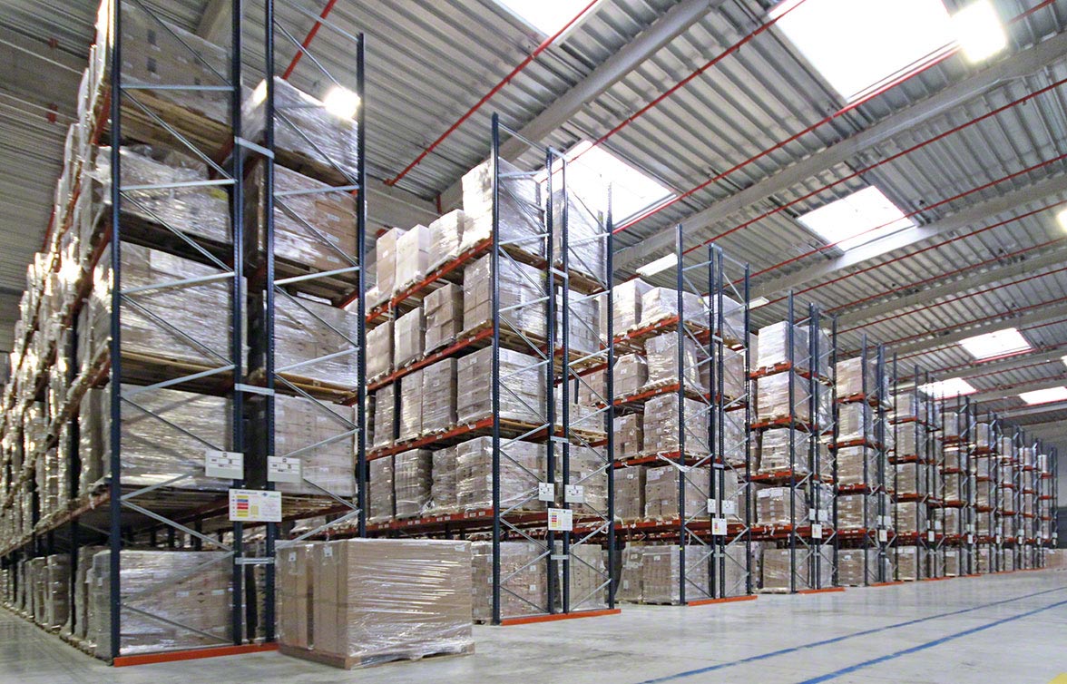 Estanterías industriales de un depósito Estanterías industriales de un depósito