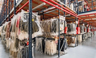 Las estanterías metálicas para ropa son sistemas de almacenamiento específicos para guardar prendas de forma vertical