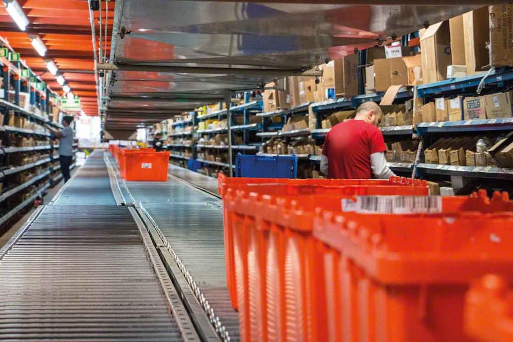 Los depósitos de repuestos pueden utilizar estanterías para picking y transportadores para aquellas referencias con rotación más alta Los depósitos de repuestos pueden utilizar estanterías para picking y transportadores para aquellas referencias con rotación más alta