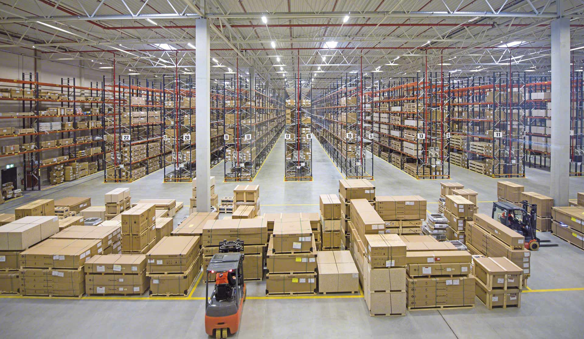 La logística de aprovisionamiento hace referencia a la adquisición y almacenamiento de mercadería