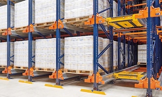 Paletizar la mercadería consiste en colocar productos encima de un pallet Paletizar la mercadería consiste en colocar productos encima de un pallet