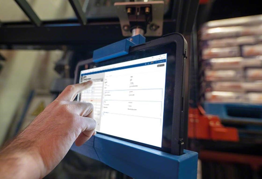 Mecalux puede instalar tanto el WMS Easy WMS (con <em>on-premise</em> o SaaS) como el hardware que sea necesario. Mecalux puede instalar tanto el WMS Easy WMS (con <em>on-premise</em> o SaaS) como el hardware que sea necesario.