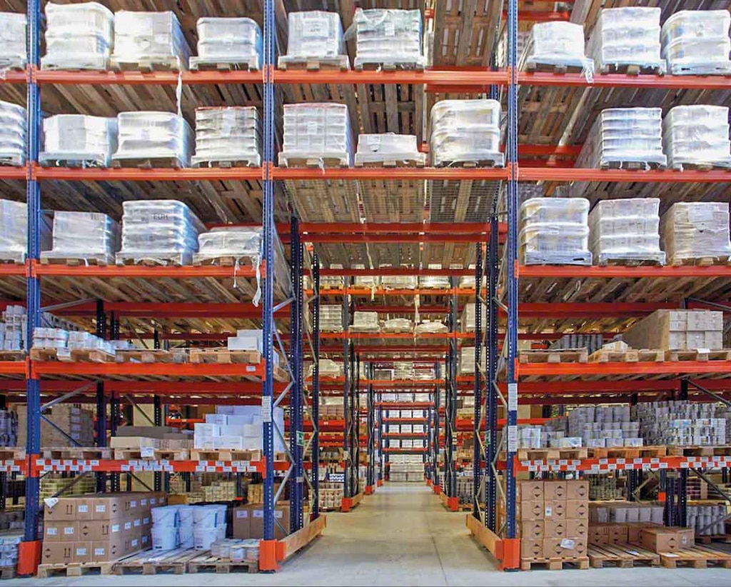 Los pasillos de emergencia transversales mejoran la seguridad en los depósitos de productos químicos Los pasillos de emergencia transversales mejoran la seguridad en los depósitos de productos químicos