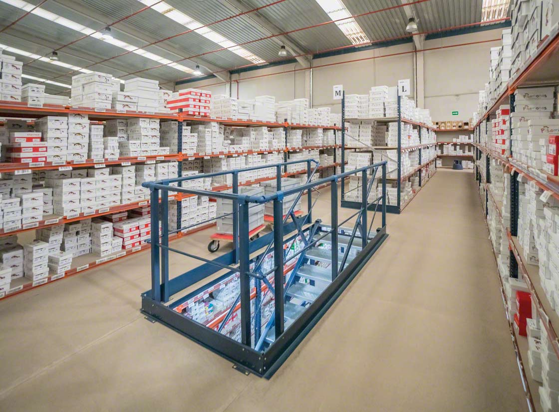 Las estanterías de pasillos elevados de Eralogistics almacenan una referencia por nivel, lo que agiliza el picking de los operarios