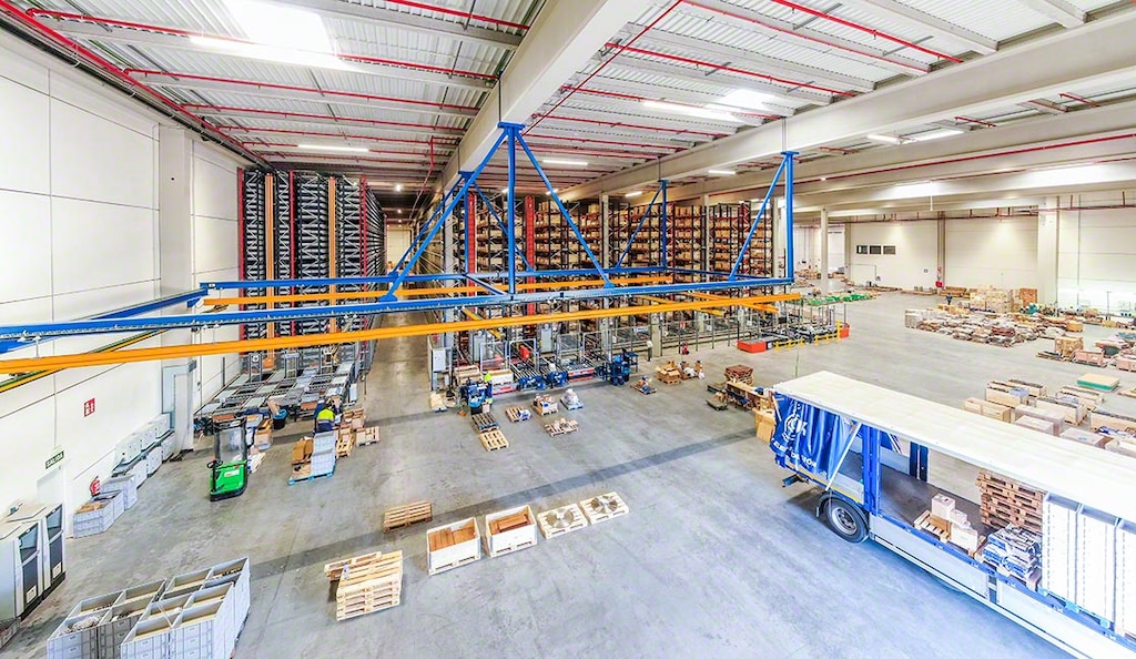Un puente grúa permite elevar y desplazar la mercadería de forma segura