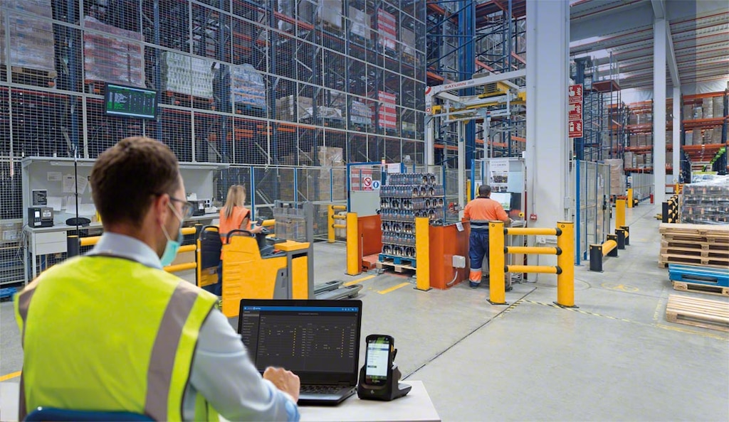 El responsable de logística supervisa las operativas de almacenamiento y distribución de la mercadería