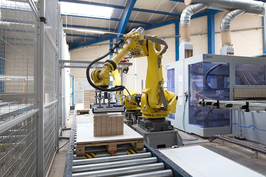 Un robot antropomórfico integrado en el sistema de transportadores de la empresa Euréquip Un robot antropomórfico integrado en el sistema de transportadores de la empresa Euréquip