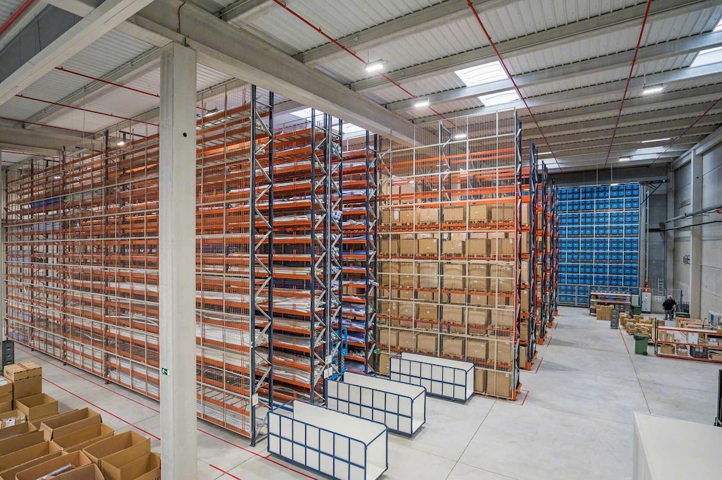 En un mismo almacén, estanterías para palets y un almacén automático de cajas (cajas de color azul)
