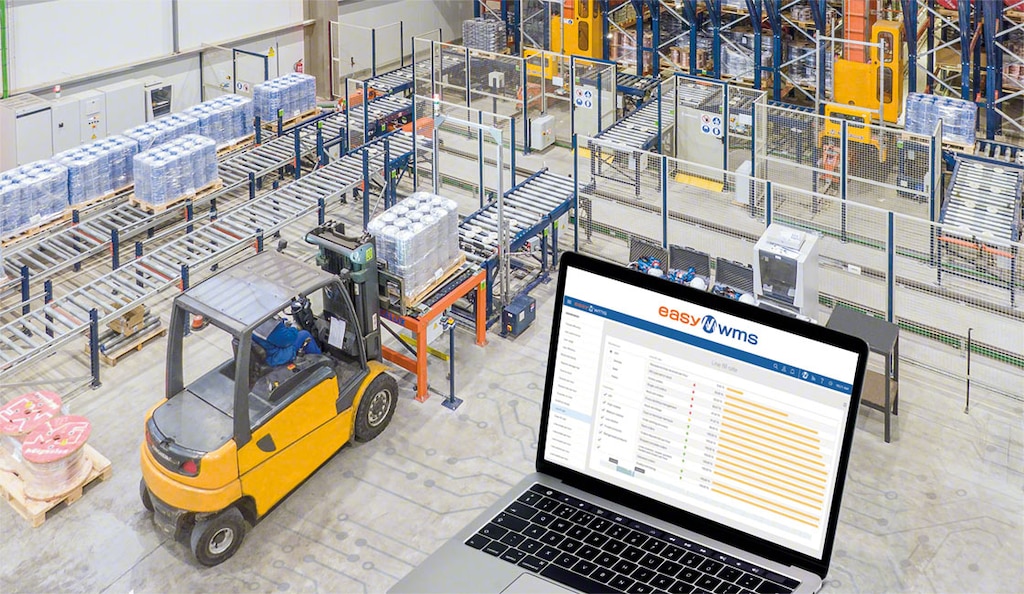 La torre de control se integra con un software como el WMS para monitorizar el rendimiento en tiempo real del depósito