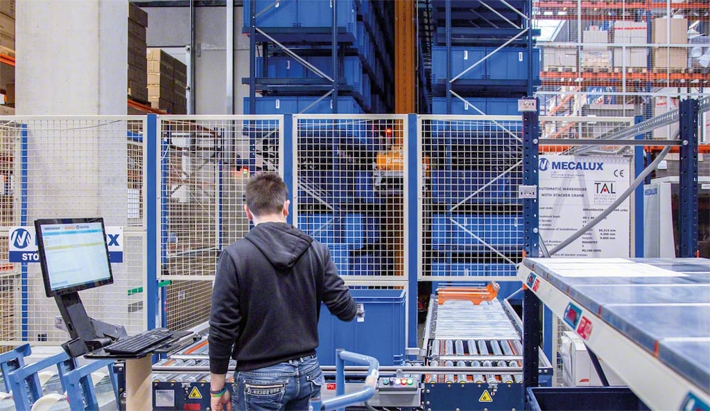 Los transportadores acercan la mercancía hasta los puestos de picking