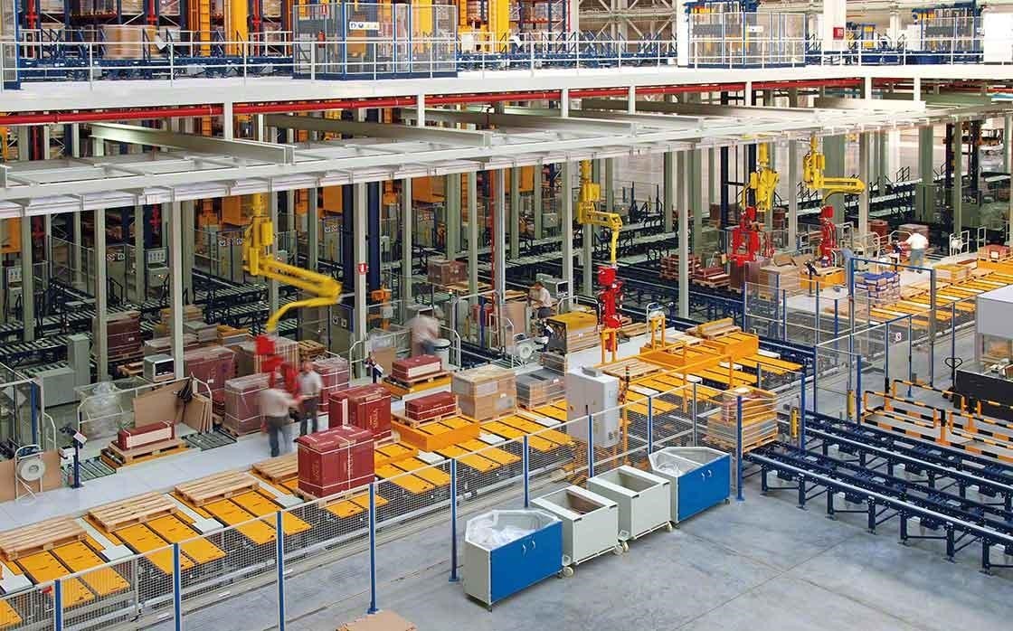 Zona de picking manual del depósito del Porcelanosa Grupo, donde prima la seguridad y la ergonomía de los trabajadores.