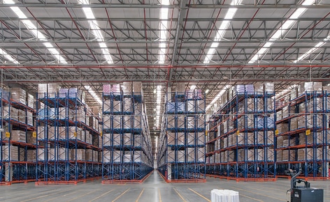 Capacidad para almacenar más de 83.500 pallets en racks selectivos en el centro de distribución de la multinacional Unilever en Brasil Capacidad para almacenar más de 83.500 pallets en racks selectivos en el centro de distribución de la multinacional Unilever en Brasil