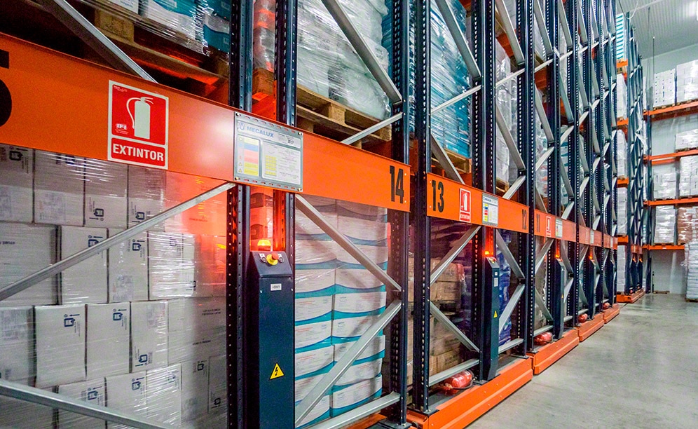 Mecalux ha equipado tres cámaras de congelación de Frío Valencia con racks sobre bases móviles Movirack