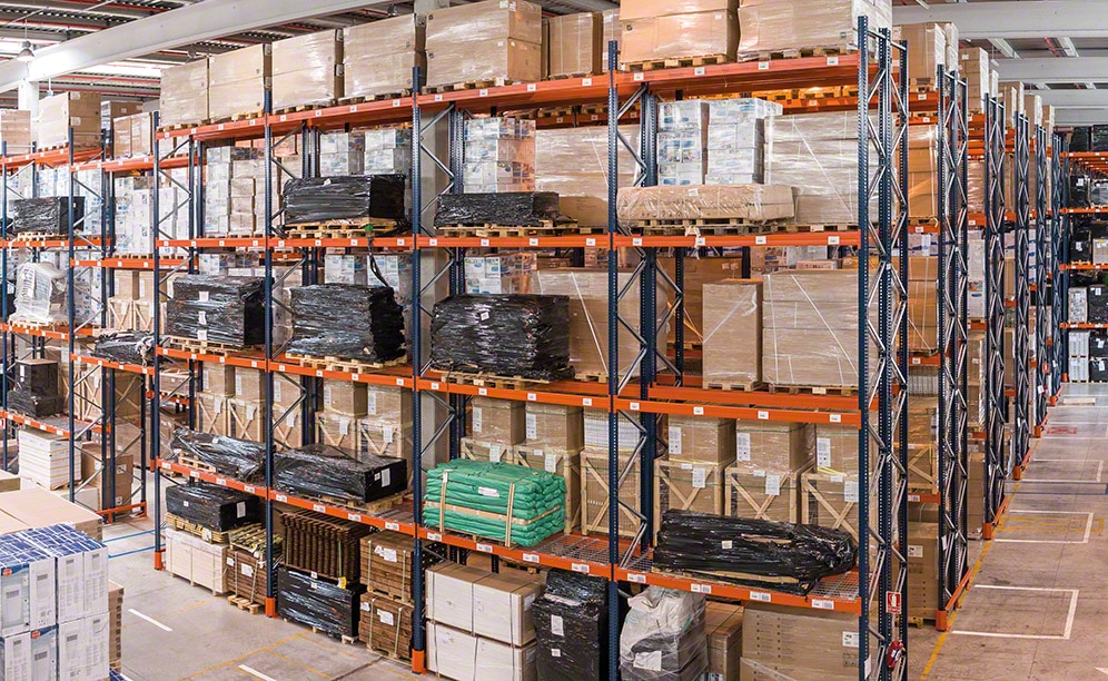 El acceso directo facilita la entrada y salida de los pallets en sus ubicaciones El acceso directo facilita la entrada y salida de los pallets en sus ubicaciones
