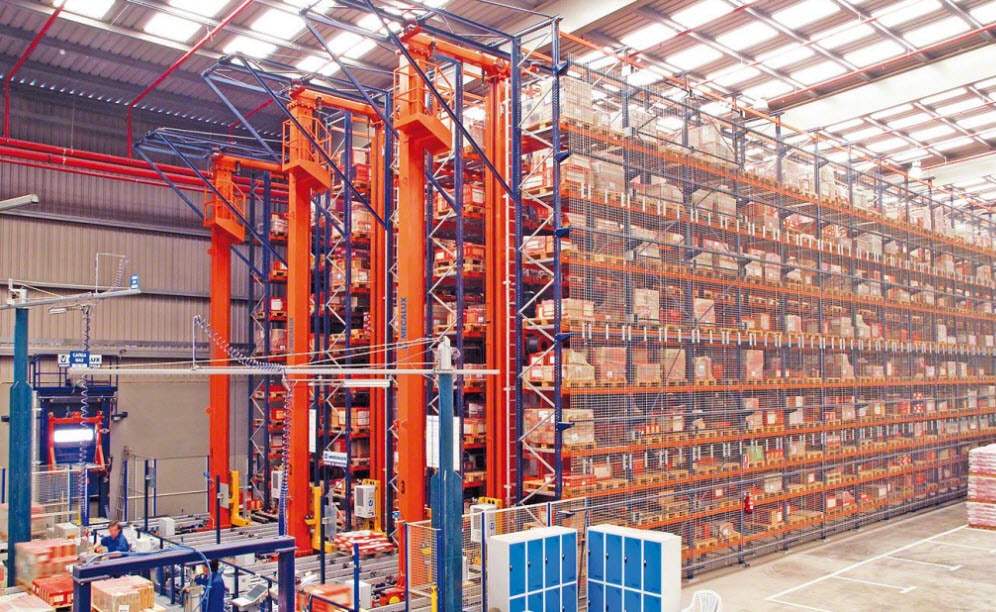 Depósito automático para pallets de simple profundidad con tres transelevadores Depósito automático para pallets de simple profundidad con tres transelevadores