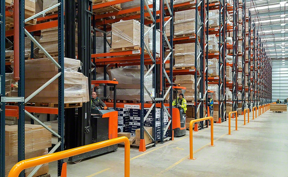 Nuevo depósito de Dwell & DFS con racks selectivos es para mobiliario y decoración Nuevo depósito de Dwell & DFS con racks selectivos es para mobiliario y decoración