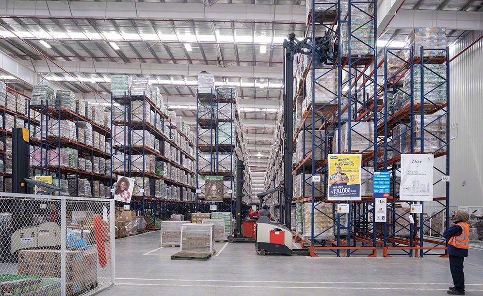 Los racks selectivos de simple y doble profundidad poseen cinco y seis niveles de almacenaje, alcanzando un máximo de 10 m de altura
