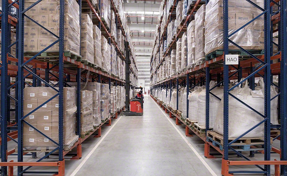 Operators use reach truck to insert and extract the goods in the single-depth pallet racks
