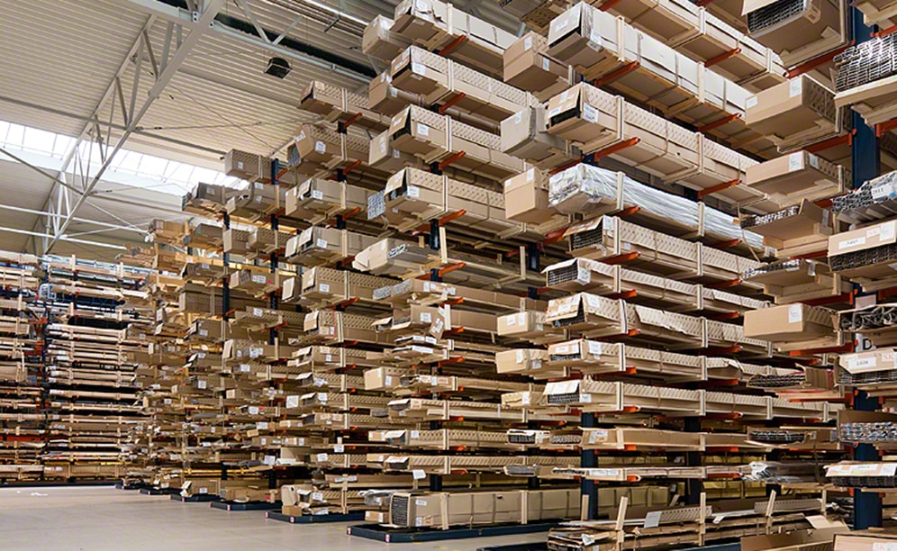 El depósito de perfiles de aluminio de Aluprof con racks cantilever y selectivos El depósito de perfiles de aluminio de Aluprof con racks cantilever y selectivos
