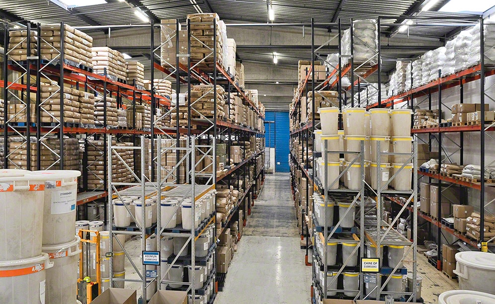 Racks selectivos y transportadores para el té de Dammann Frères Racks selectivos y transportadores para el té de Dammann Frères