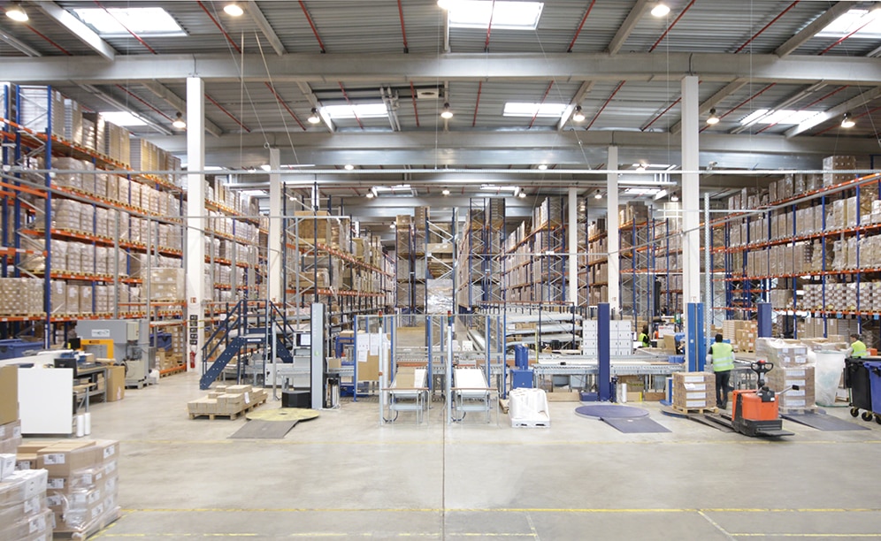 Mecalux automatiza una parte del almacén con estanterías dinámicas con el sistema pick-to-light y un circuito de transportadores con rodillos que une la zona de preparación con el área de consolidación y clasificación