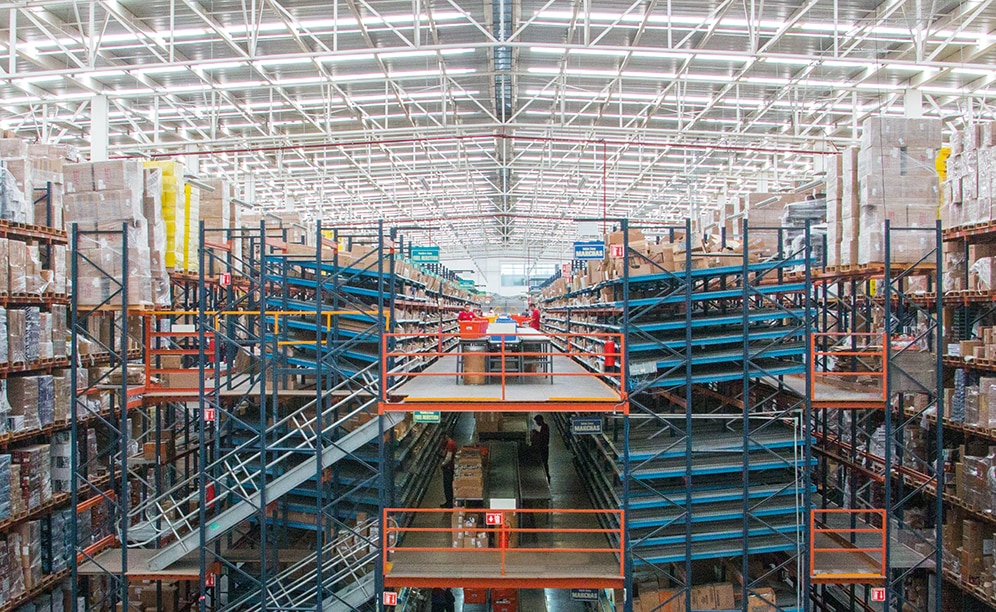 Las estanterías dinámicas para picking son las protagonistas del nuevo depósito de Apymsa, empresa mexicana líder en la venta de recambios para automóviles Las estanterías dinámicas para picking son las protagonistas del nuevo depósito de Apymsa, empresa mexicana líder en la venta de recambios para automóviles