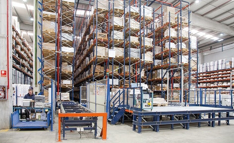 La unión de sistemas de almacenamiento y de picking optimiza el centro logístico de Industrias Cosmic La unión de sistemas de almacenamiento y de picking optimiza el centro logístico de Industrias Cosmic