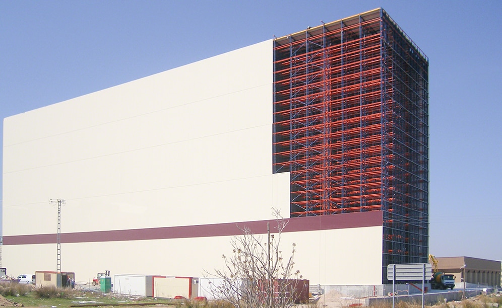 Delaviuda consigue una capacidad para 22.000 pallets en 2.290 m² en su nuevo depósito automático de 42 metros de altura Delaviuda consigue una capacidad para 22.000 pallets en 2.290 m² en su nuevo depósito automático de 42 metros de altura