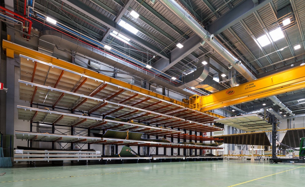 La forma más eficiente de almacenar grandes componentes de aviones con estanterías cantilever de Mecalux
