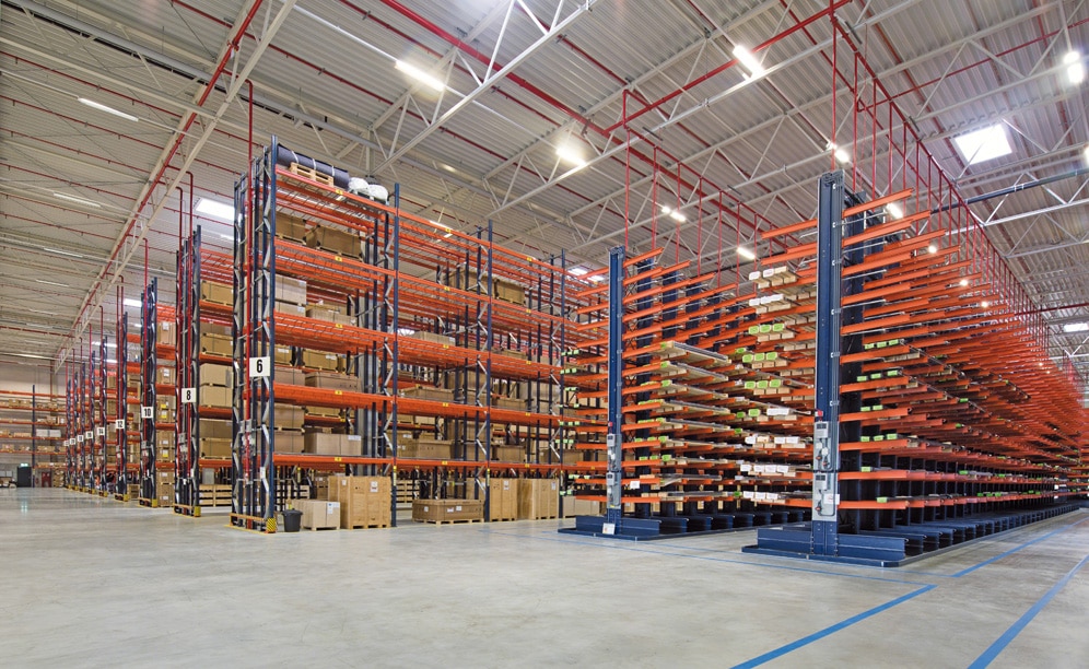 Mecalux ha suministrado racks selectivos y cantilever para los productos voluminosos y de peso elevado