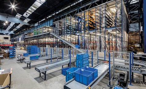 Estanterías de picking con pasarelas y un completo circuito de transportadores impulsan el e-commerce de un distribuidor de recambios para el sector de la automoción Estanterías de picking con pasarelas y un completo circuito de transportadores impulsan el e-commerce de un distribuidor de recambios para el sector de la automoción