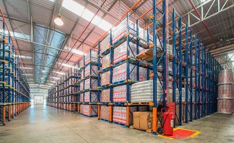 Tres sistemas de almacenamiento clasifican la mercancía del productor lácteo Bela Vista en función de su rotación en su centro de distribución de Minas Gerais (Brasil) Tres sistemas de almacenamiento clasifican la mercancía del productor lácteo Bela Vista en función de su rotación en su centro de distribución de Minas Gerais (Brasil)