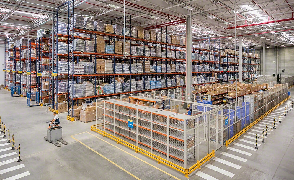 Un centro de distribución capaz de almacenar, gestionar y preparar pedidos de miles de referencias de productos para mascotas Un centro de distribución capaz de almacenar, gestionar y preparar pedidos de miles de referencias de productos para mascotas