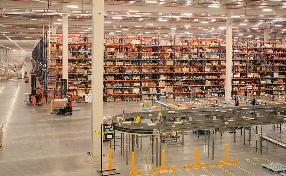 El centro logístico de 70.000 m² de los supermercados SMU en Chile refuerza la óptima distribución y rotación de sus productos El centro logístico de 70.000 m² de los supermercados SMU en Chile refuerza la óptima distribución y rotación de sus productos
