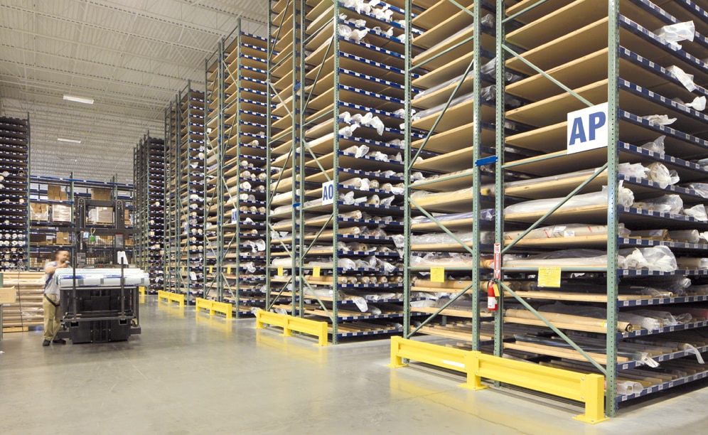 Una solución especial de racks selectivos resuelve el almacenaje y manipulación de rollos de tela Una solución especial de racks selectivos resuelve el almacenaje y manipulación de rollos de tela