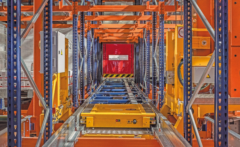 El Pallet Shuttle automático utiliza un transelevador como equipo de transporte